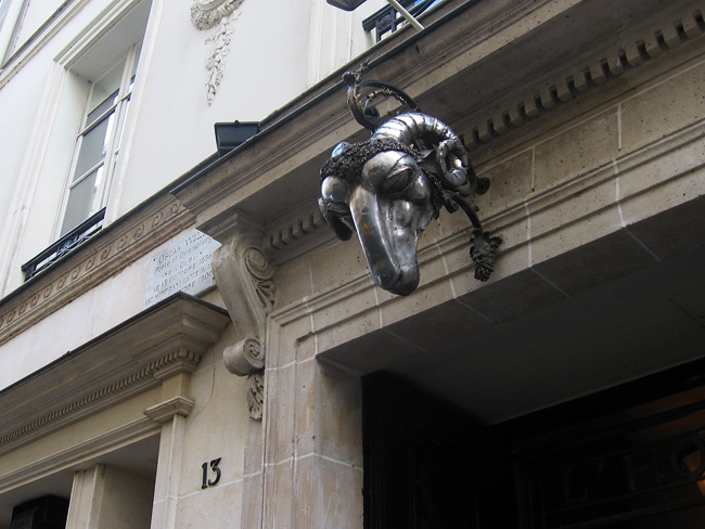 Strange metal ram's head outside L'Hôtel, with Oscar's plaque off to the left.